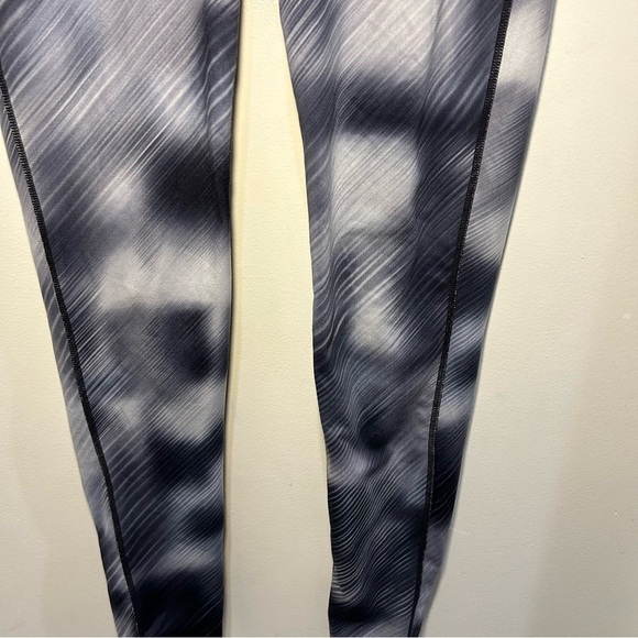 Athleta Black & Gray Alpine Chaturanga High Rise Leggings Size Medium - Picture 4 of 9